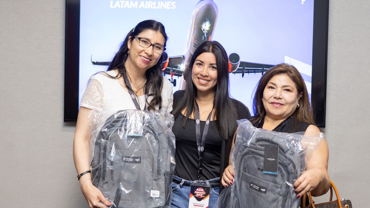 Luisa Zavaleta premiando a las agentes arequipeñas. Luisa Zavaleta premiando a las agentes arequipeñas.