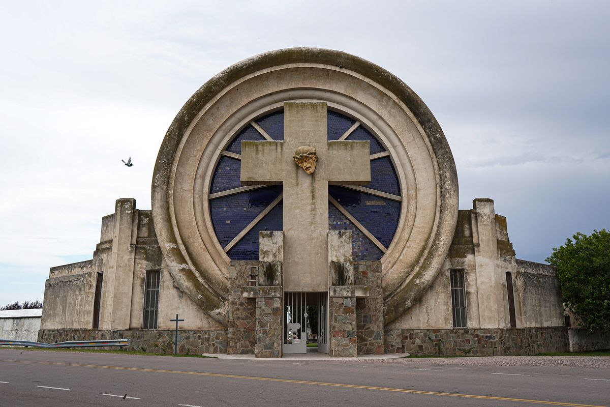 El cementerio de Saldungaray fue construido por Francisco Salamone entre 1936 y 1940.