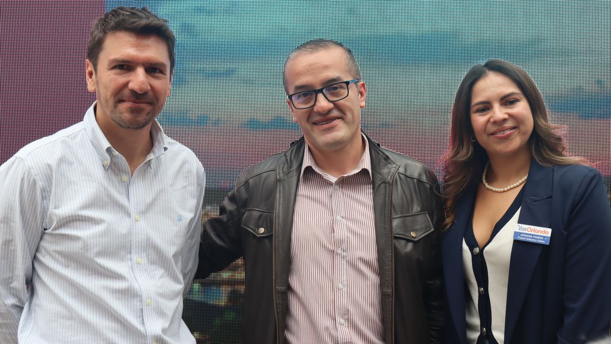 Johana Pardo, training manager de Visit Orlando, y Santiago Peláez, gerente general de Unión de Representaciones, junto a la agencia ganadora del sorteo.