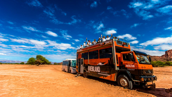 Los recorridos por el Parque Nacional Talampaya se realizan en modernos buses con asientos interiores y descubiertos.