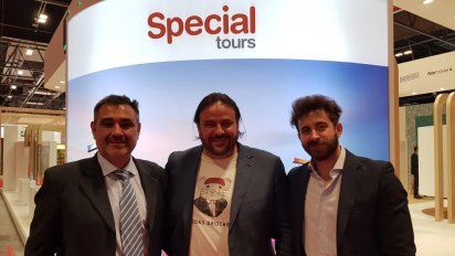Juan Calvo, director comercial regional, David Patiño y Adrián Garzón, brand manager, representaron a Special Tours en Fitur.
