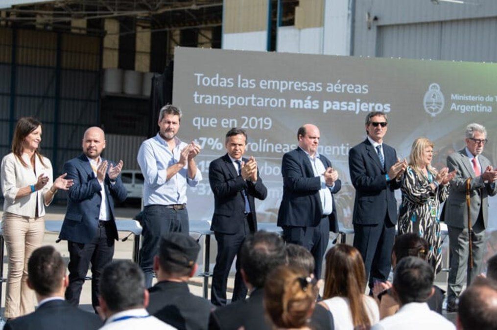 Administradora Nacional de ANAC, Paola Tamburelli; CEO de Flybondi, Mauricio Sana; Ministro de Turismo y Deportes, Matías Lammens; Ministro de Transporte, Diego Giuliano; presidente de Aerolíneas Argentinas, Pablo Ceriani; gerente General de JetSmart, Gonzalo Pérez Corral; presidenta y gerenta General de EANA, Gabriela Logatto; y presidente de ORSNA, Carlos Lugones; en la presentación del Ministerio de Transporte. &nbsp;