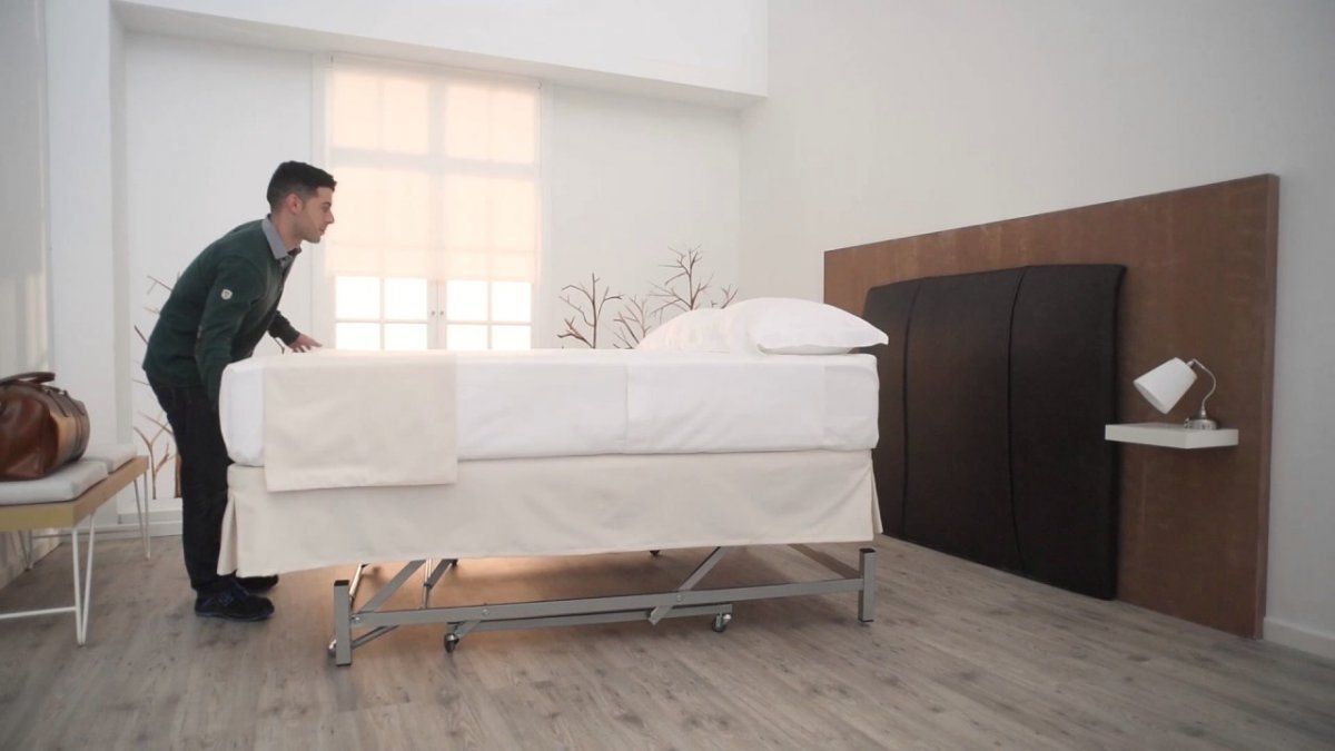 Cama elevable en un hotel de España.