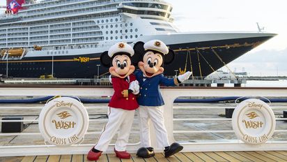 Los capitanes Mickey y Minnie, siempre presentes en la programación de Disney Cruise Line.