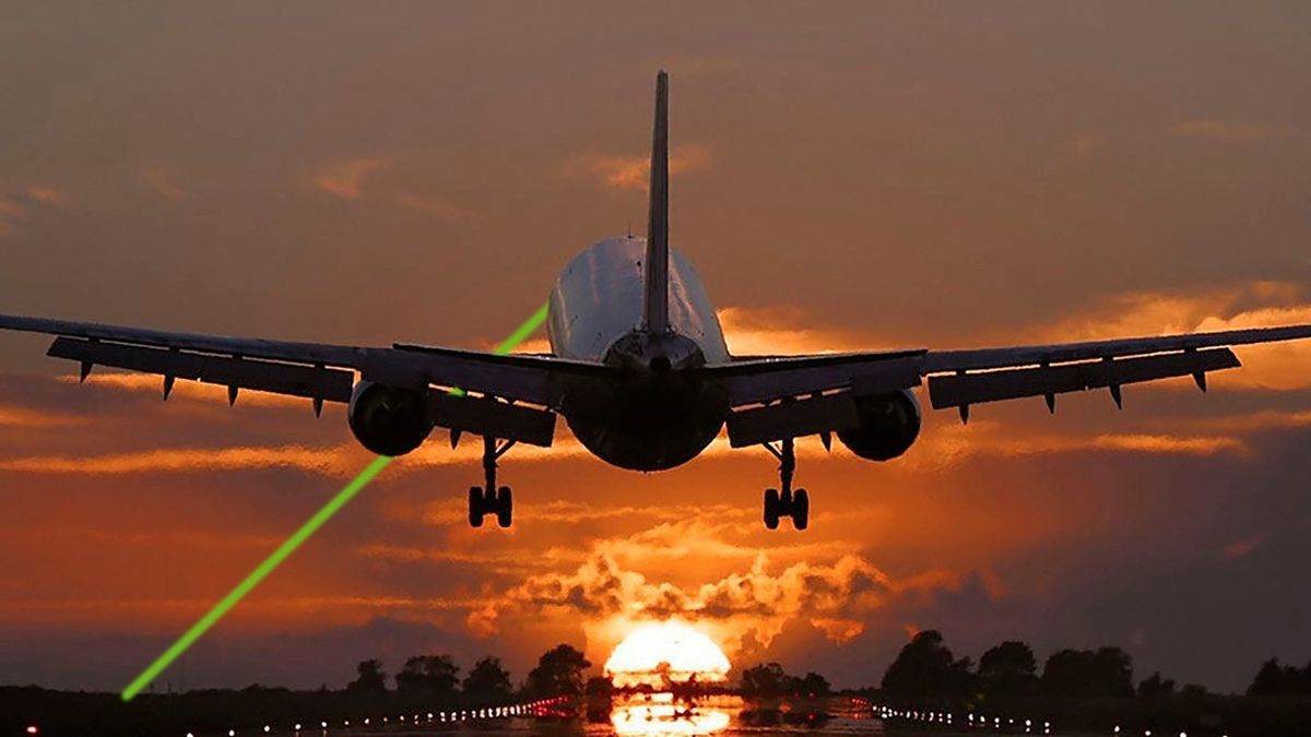 Pilotos en alerta:&nbsp;Enrique Piñeyro denuncia láser en Ezeiza. Por qué es un delito federal con cárcel en Europa y Estados Unidos, y qué pena rige en Argentina.