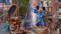 El tradicional desfile de Disneyland Resort, un imperdible en el popular parque de California.