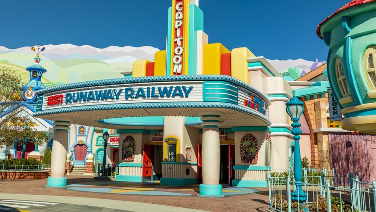Se trata de la primera vez que Mickey y Minnie protagonizan su propia atracción móvil en Disneyland Resort. Mickey & Minnies Runaway Railway debuta el viernes.