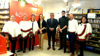 Equipo de PromPerú, liderado por el Consejero Económico Comercial del Perú, Gustavo García (4to der.), junto al equipo de la mayorista Travel Group, encabezado por Daniel Figueroa, gerente general (2do. der.).&nbsp;