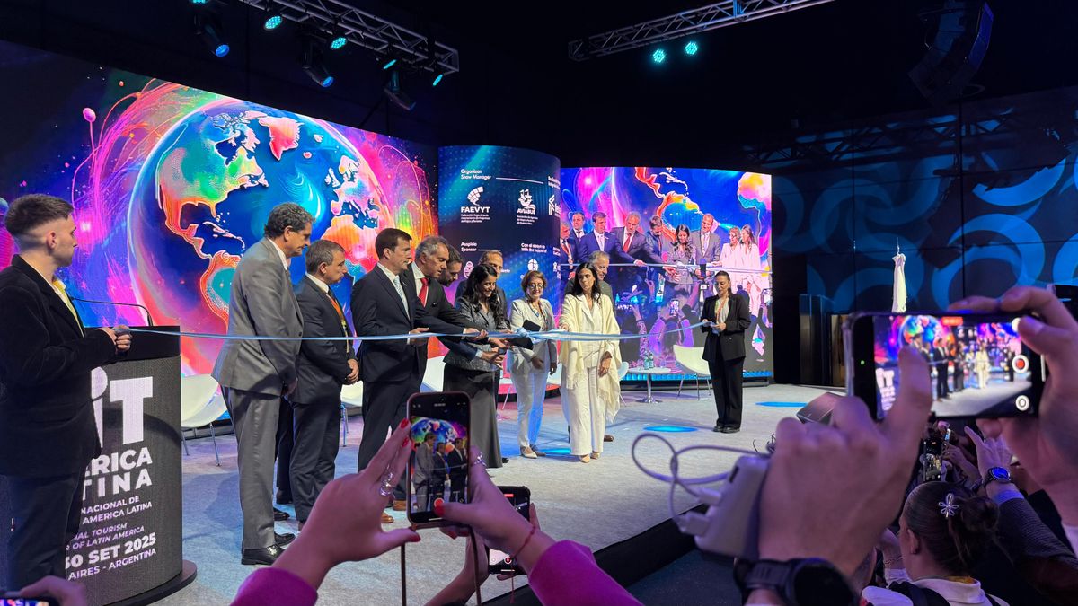 Feria Internacional de Turismo de America Latina: autoridades cortaron la huincha que da por inaugurada la feria.