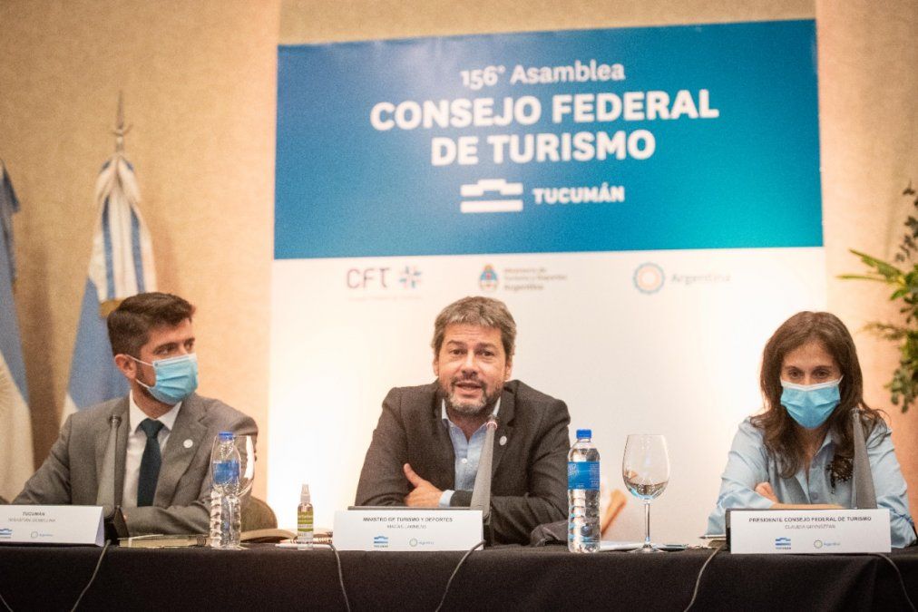 Asamblea de CFT: Matías Lammens, ministro de Turismo, flanqueado por Sebastián Giobellina, presidente del Ente Tucumán Turismo; y Clauida Grynszpan, presidenta de CFT.
