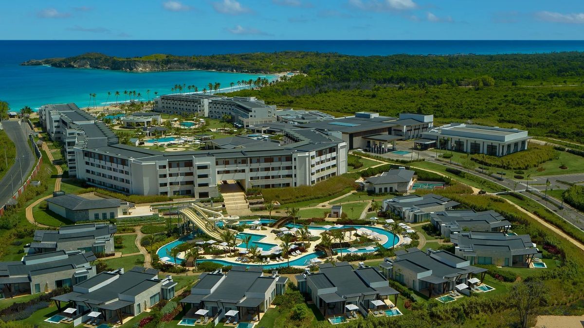 Dreams Macao Beach, de Hyatt Inclusive Collection, se ubica Frente a la pintoresca Playa Macao, conocida por su belleza natural y oleaje ideal para el surf.