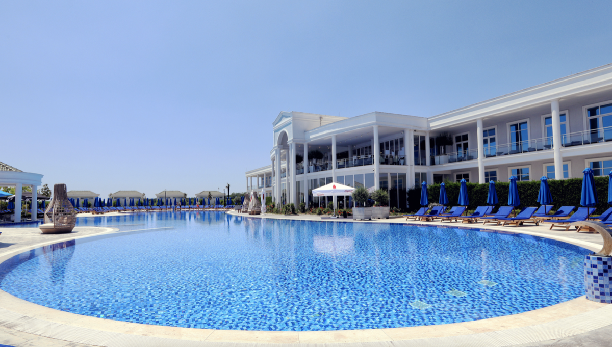Piscina del nuevo alojamiento de Melia Hotels International en Albania.