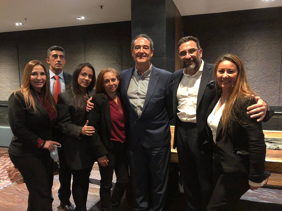 Equipo de Viajes Iberoluna con Alejandro de la Osa, director comercial de Europamundo.