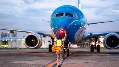 Javier Milei firmará un decreto para poner a Aerolíneas Argentinas sujeta a privatización.