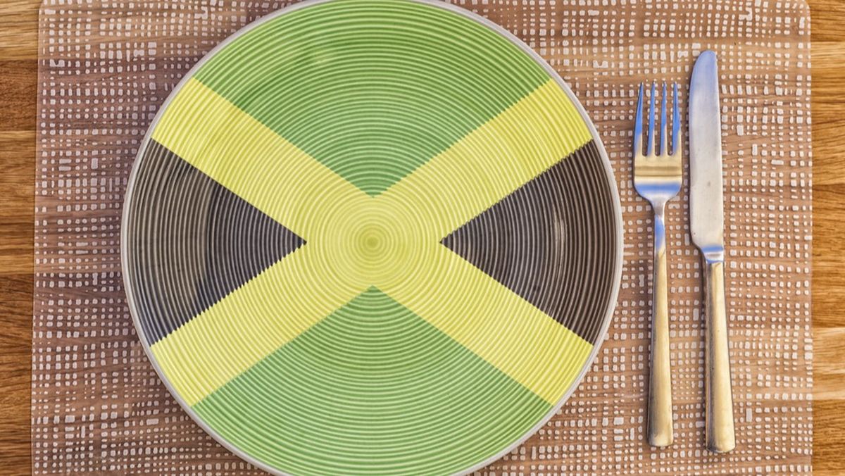 Saborea la esencia del Caribe en Jamaica: una isla que conquista con su gastronomía, desde el picante jerk chicken hasta un trago de ron local.