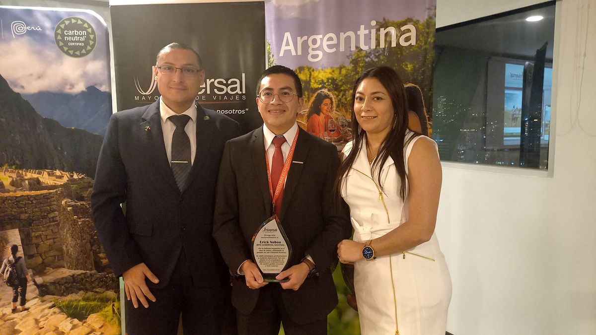 Erick Noboa, jefe comercial nacional de Universal de Viajes, recibió un reconocimiento.