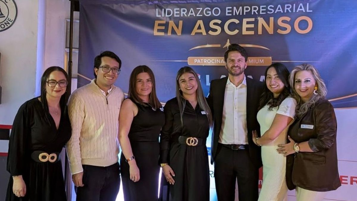 Marcela Reyes, directora comercial; Julian Santos, CEO y Pilar Zapata, directora de Marketing y Desarrollo de Negocios junto al equipo de Ascenso Viajes.