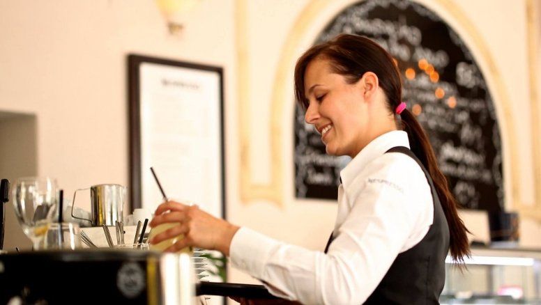 Paritarias: los salarios gastronómicos suben entre abril y junio, pero parte del aumento recién impacta en el básico al final del acuerdo.