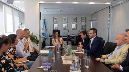 Daniel Scioli y Yanina Martínez recibieron en Suipacha 1111 a representantes de Faevyt, acompañados por CATE y ACTE, buscando destrabar la situación del turismo estudiantil. Daniel Scioli y Yanina Martínez recibieron en Suipacha 1111 a representantes de Faevyt, acompañados por CATE y ACTE, buscando destrabar la situación del turismo estudiantil.