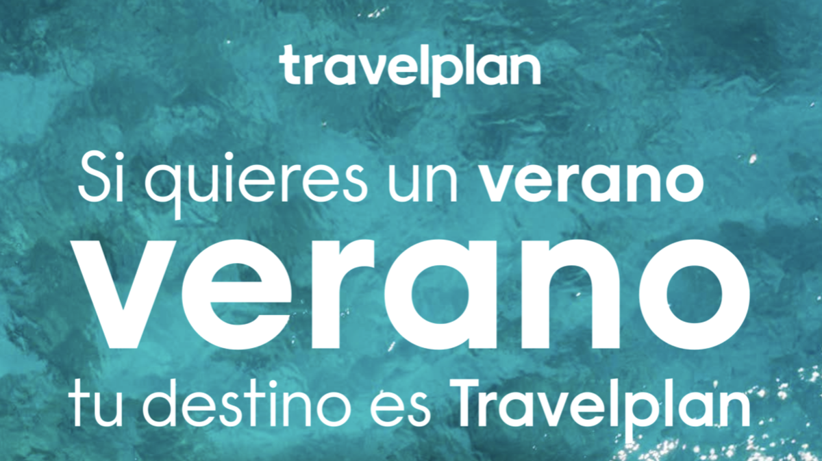Cartel promocional de Travelplan para viajar entre mayo y octubre.