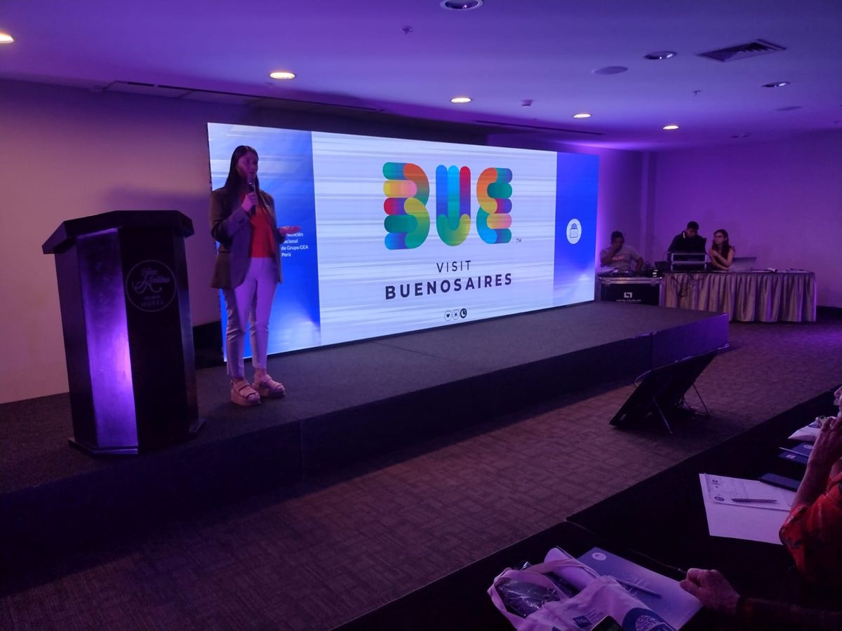 Josefina Luque, coordinadora de promoción y mercados turísticos presentando Visit Buenos Aires a los asistentes del evento.