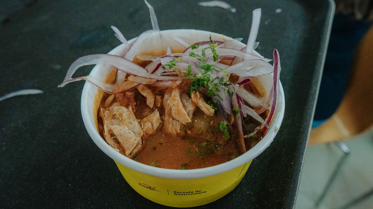 El encebollado es un caldo preparado a base de albacora, yuca, tomate, cebolla y especias,