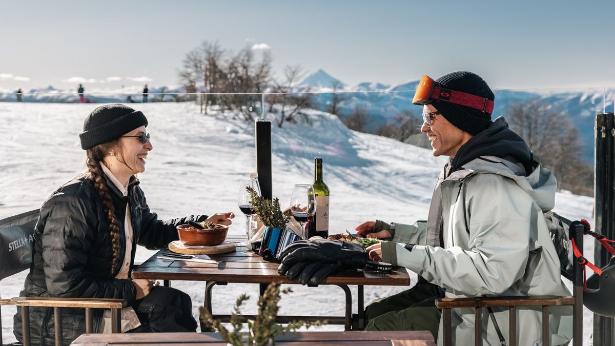 El invierno en Neuquén va mucho más allá del esquí y la nieve, ya que cada destino combina excelente hotelería, gastronomía regional y experiencias que invitan a conectar con la esencia patagónica.