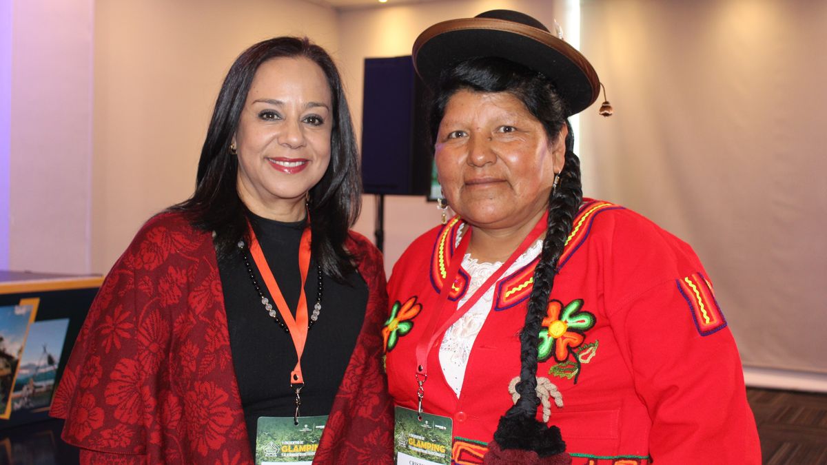 María Patricia Guzmán, directora ejecutiva de Cotelco Bogotá-Cundinamarca; y Cristina Suaña, presidente de la Asociación de Turismo Vivencial Uros Khantati e invitada especial del V Encuentro de Glamping y Alojamientos No Tradicionales.