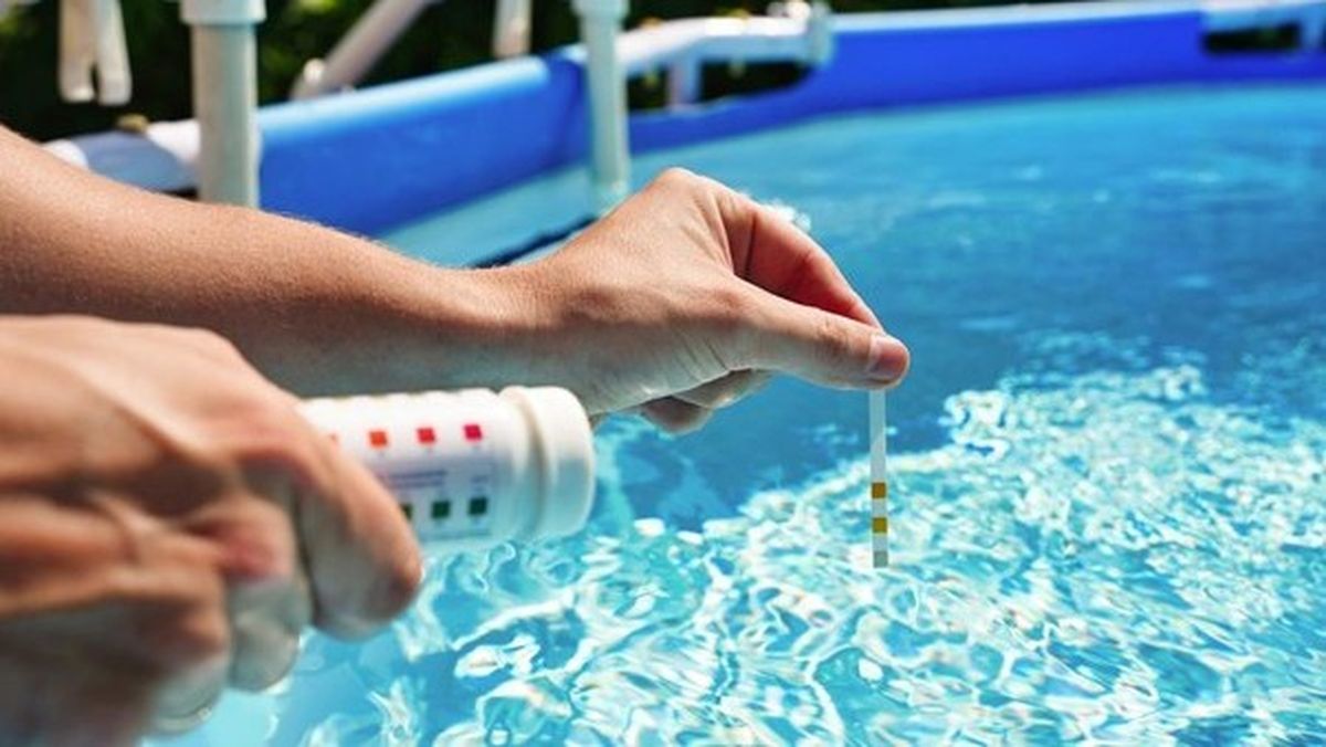 Tener una piscina implica un mantenimiento diario y conocer las dosis adecuadas de químicos. Descubre en esta nota las claves que debes manejar para que esta cumpla con los estándares ideales de higiene y confort.