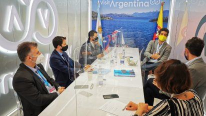 Las autoridades del Inprotur junto a Félix Antelo, presidente y CEO de la aerolínea colombiana low cost Viva Air.