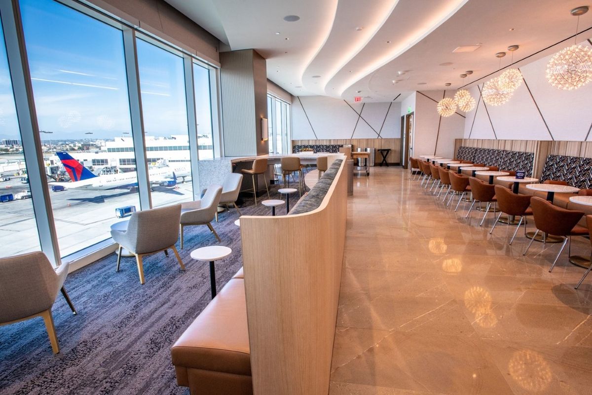 El Delta Sky Club del Aeropuerto Internacional de Los Ángeles, uno de los más grandes del sistema de salas VIP de Delta Air Lines.