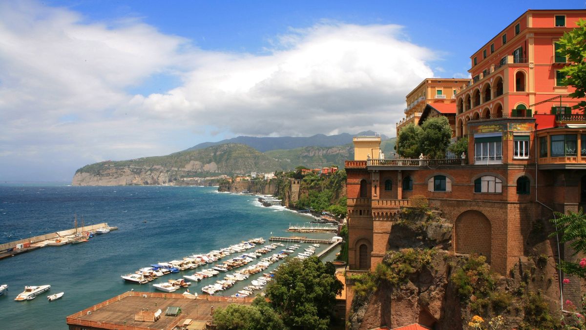 Disney Cruise Line incorporará nuevas escapadas en Europa y por primera vez, el barco Disney Dream hará escala en la ciudad isleña de Cagliari, en Italia. Disney Cruise Line incorporará nuevas escapadas en Europa y por primera vez, el barco Disney Dream hará escala en la ciudad isleña de Cagliari, en Italia.