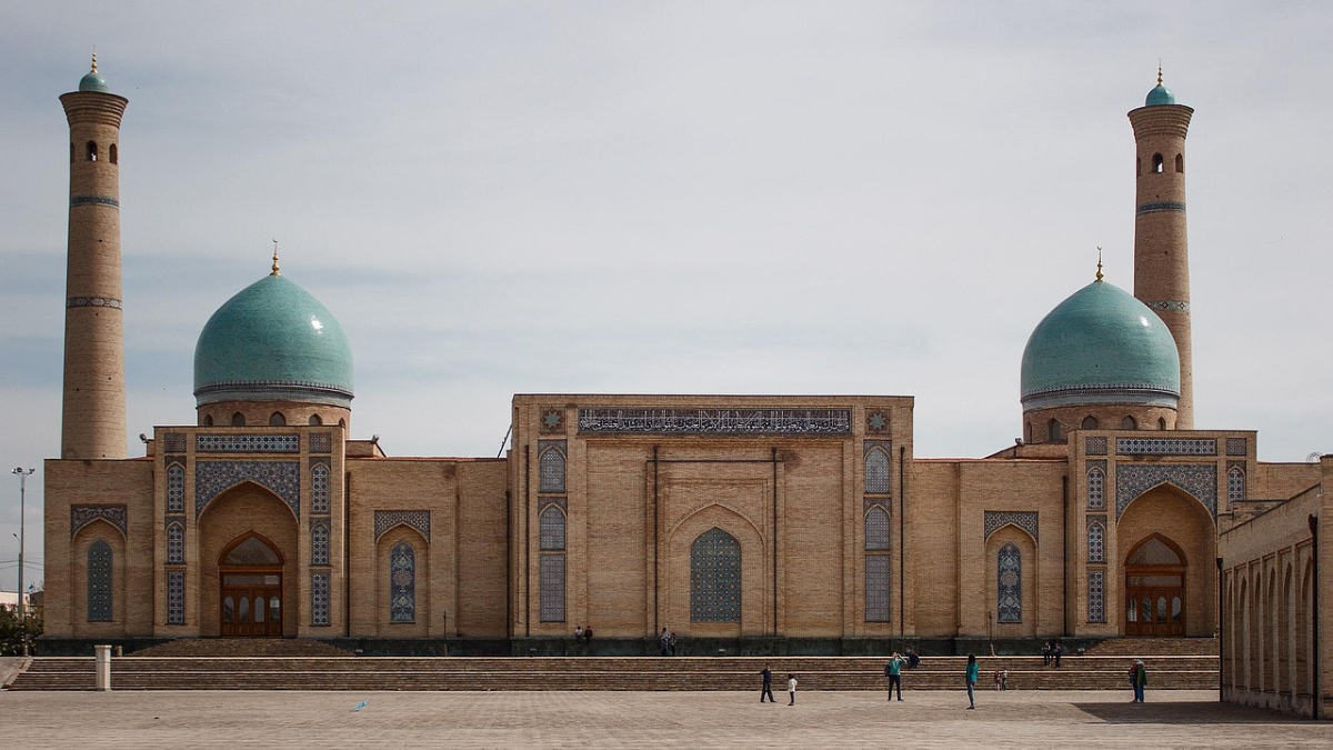 La capital de Uzbekistán mezcla fascinante de historia y modernidad soviética.