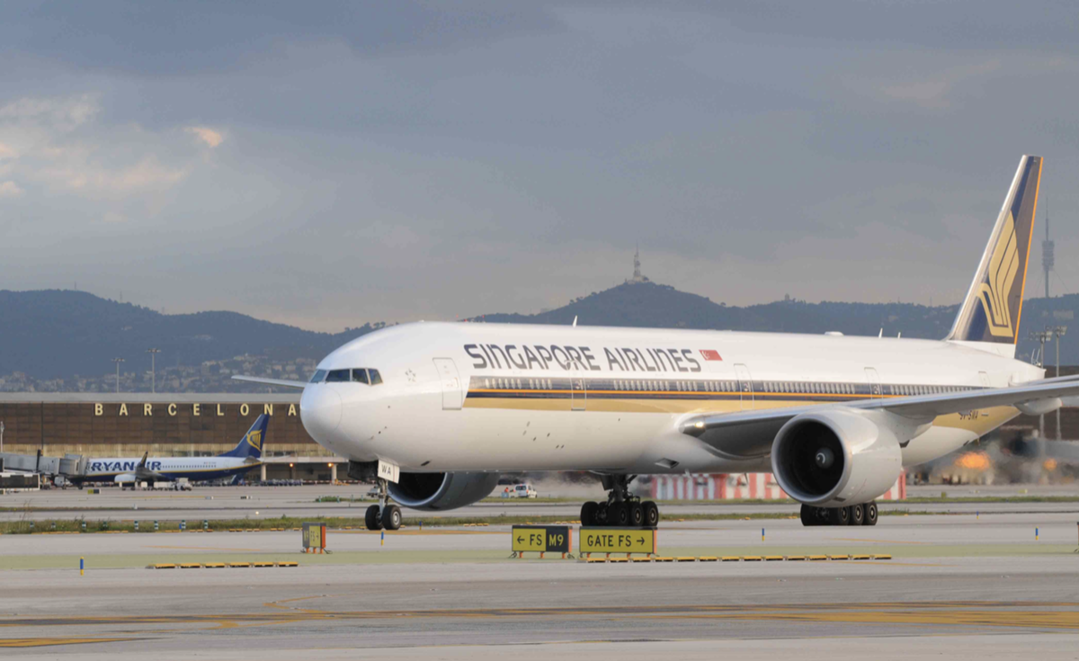 Uno de los aviones de la flota de Singapore Airlines en el aeropuerto de Barcelona.