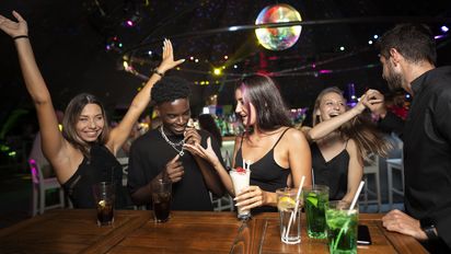 La Alcaldía Mayor de Bogotá informó que los establecimientos de entretenimiento nocturno vuelven a tener atención hasta las 5:00 a.m.&nbsp;