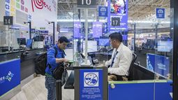 Migraciones agiliza salidas internacionales con 5,700 pasaportes de urgencia en el terminal.