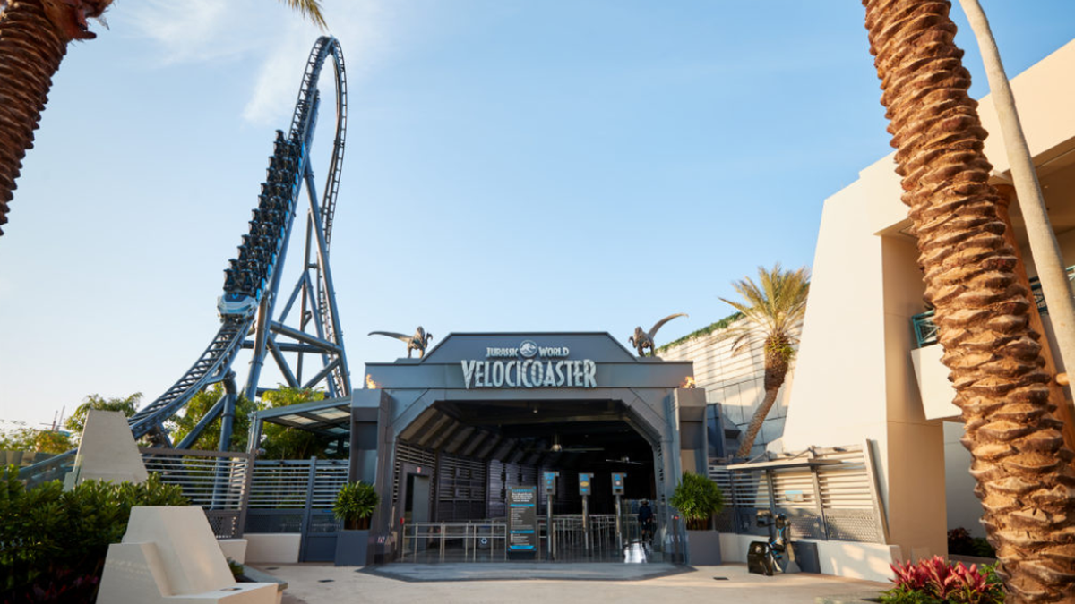 Jurassic World VelociCoaster es la montaña rusa de lanzamiento más rápida de Florida.
