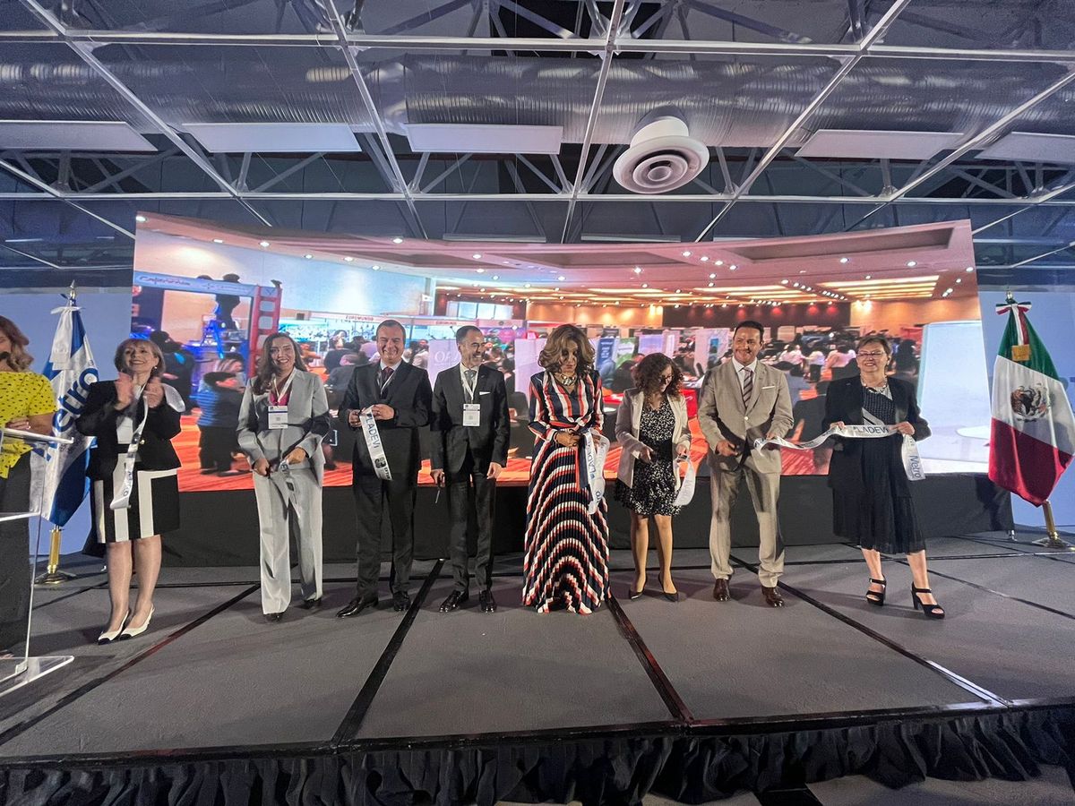 Dirigentes de agrupaciones del sector y diplomáticos de Perú y Uruguay inauguran el 3° Encuentro Profesional de Turismo, convocado por Metro y Ladevi.