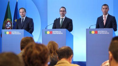 Los funcionarios portugueses en rueda de prensa: el ministro de Finanzas, Fernando Medina; secretario de Estado de la Presidencia del Consejo de Ministros, André Moz Caldas; y el ministro de Infraestructura, João Galamba.