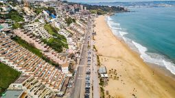 El turismo interno y regional sostiene la temporada estival en Chile, mientras Fedetur proyecta una baja acotada del turismo argentino.