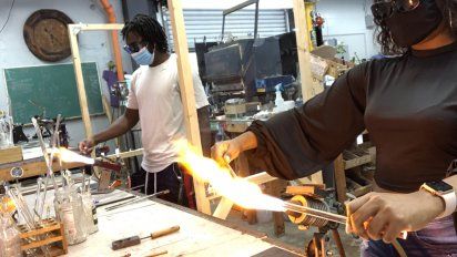 St. Pete/Clearwater: Zen Glass Studio ofrece una actividad donde los visitantes pueden armar su propia copa de vino, eligiendo colores, forma y copa.