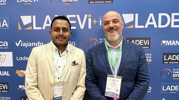 Diego Alejandro Romero, key account manager para el Pacto Andino, y Rodrigo Grajera Peña, director comercial de touroperación de Juliá Travel, durante su visita al stand de Ladevi Medios y Soluciones en la Vitrina Turística de Anato.