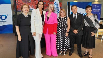 El comité directivo de la Asociación Metropolitana de Agencias de Viajes (Metro) con la secretaria de Turismo de Ciudad de México, Nathalie Desplas.