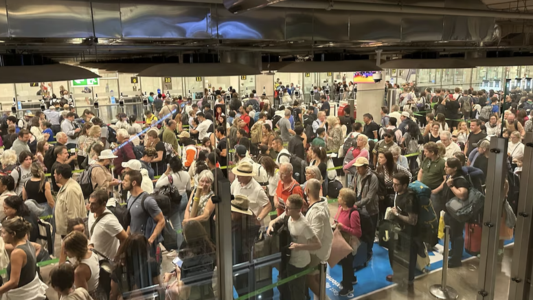 Colas en el aeropuerto de Barajas, en Madrid, que podrían repetirse, según las patronales de aerolíneas y aeropuertos en Europa.