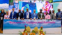 Autoridades de Antigua y Barbuda: el Ministro de Turismo, Aviación Civil, Transporte e Inversión, Charles Fernández (centro), junto a funcionarios de Turismo y socios industriales, durante la bienvenida al Caribbean Travel Marketplace 2026 en la Universidad Americana de Antigua.