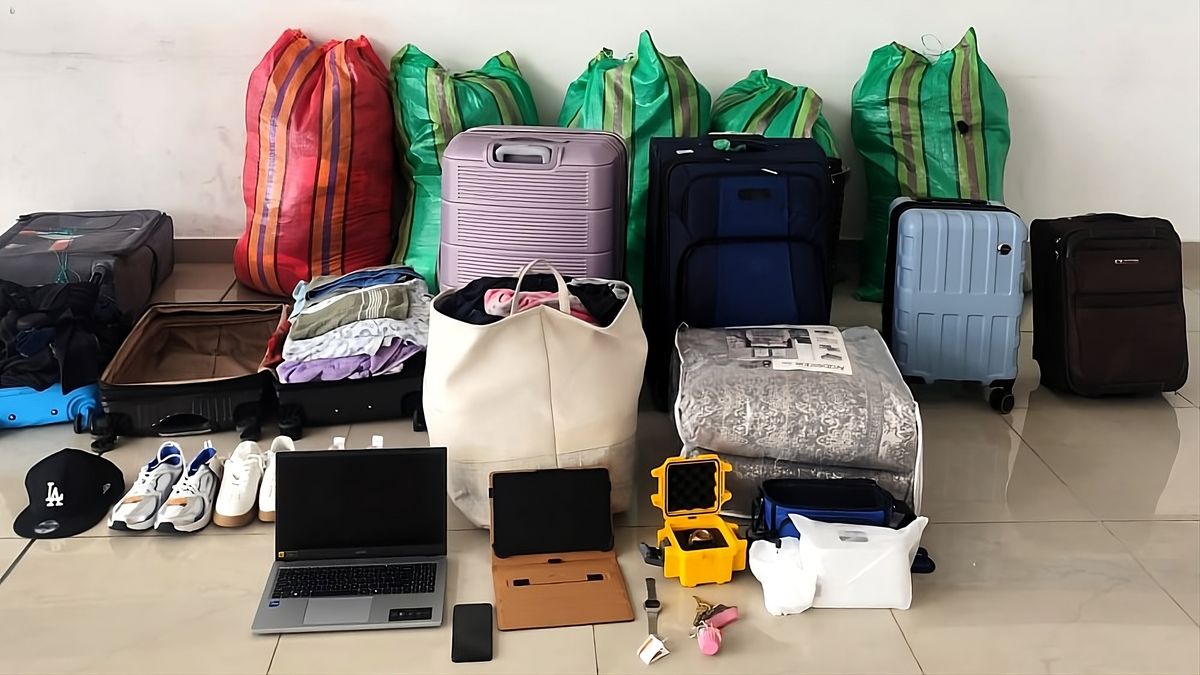 La Policía exhibió los objetos que los delincuentes robaron a los viajeros que salieron del aeropuerto de Quito. 