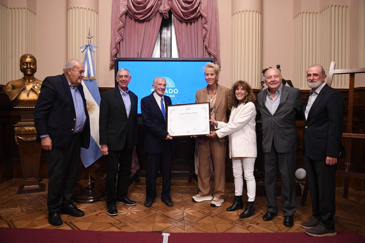 Julio Isidro Pérez y la senadora García Larraburu (al centro), durante el acto de entrega del diploma.