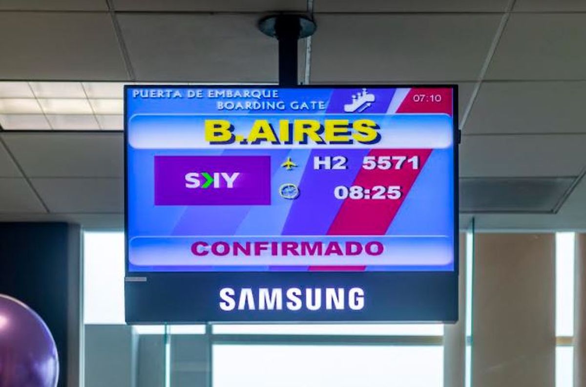 El primer vuelo de Sky Airline en la ruta Lima-Buenos Aires fue precedido por un corte de cinta desarrollado en el Aeropuerto Internacional Jorge Chávez, en presencia de funcionarios de la Embajada Argentina en Perú, el Ministerio de Comercio Exterior y Turismo y la Asociación Internacional de Transporte Aéreo (IATA). 