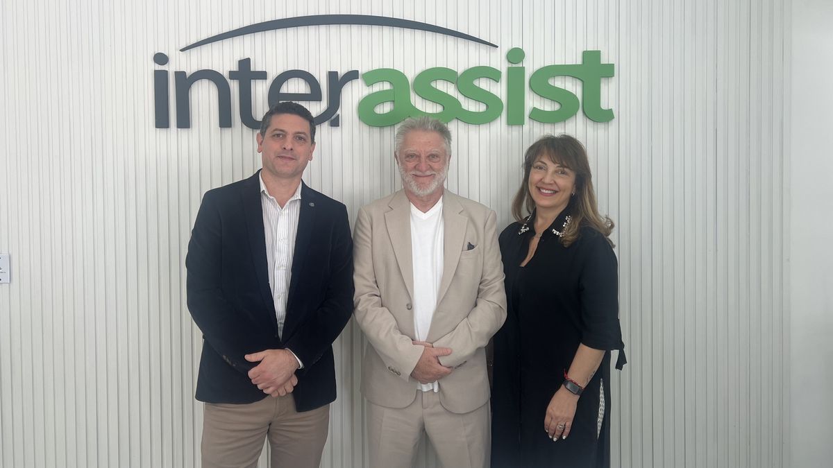 Diego Cuevas, gerente general de Interassist; junto a Elías Walter, socio fundador de Halifax Viajes; y Graciela Albornoz, directora comercial de la asistencia al viajero.