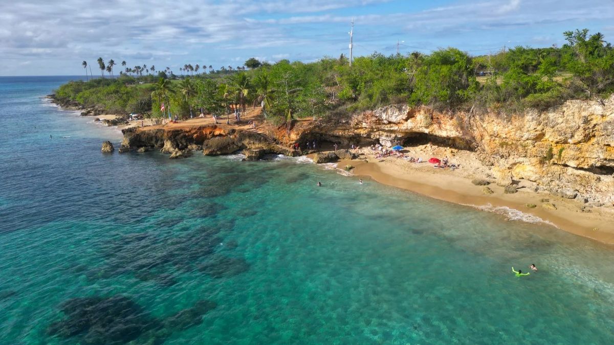 Sus formaciones de roca caliza y aguas aptas para el esn&oacute;rquel permiten acercarse a la fauna marina de la costa oeste.